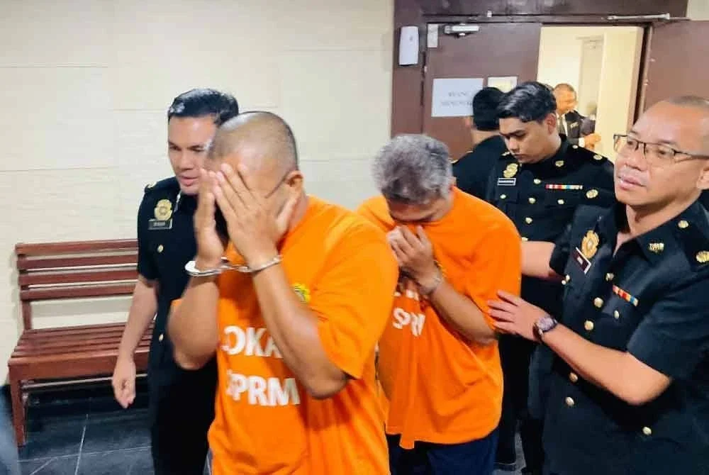 Dua lelaki direman selama lima hari kerana disyaki bersekongkol menggunakan dan mengemukakan Borang 14A iaitu permohonan pindah milik tanah Geran Mukim Lenggong yang mengandungi butiran palsu.