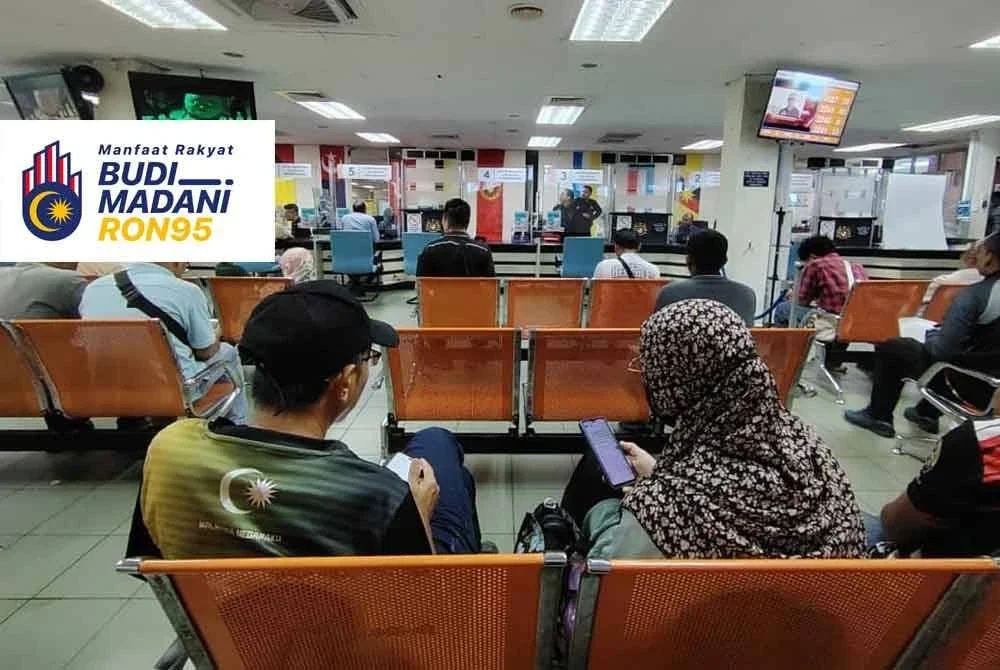 Orang ramai yang menunggu giliran termasuk bagi memperbaharui lesen memandu masing-masing, namun keadaan di kaunter JPJ terkawal.
