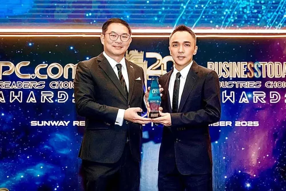 Kenneth (kanan) menerima MVNO Terbaik di PC.com Readers' Choice Awards 2025 di ibu kota pada Rabu.