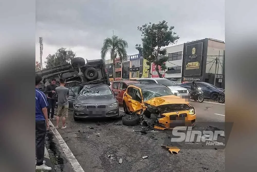Dua kereta BMW yang turut terlibat dalam nahas terbabit.