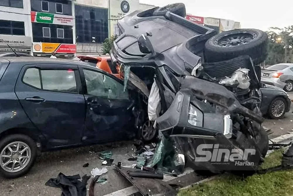 Keadaan kereta pikup yang menghempap sebuah kereta Peroda Axia dalam kemalangan terbabit.