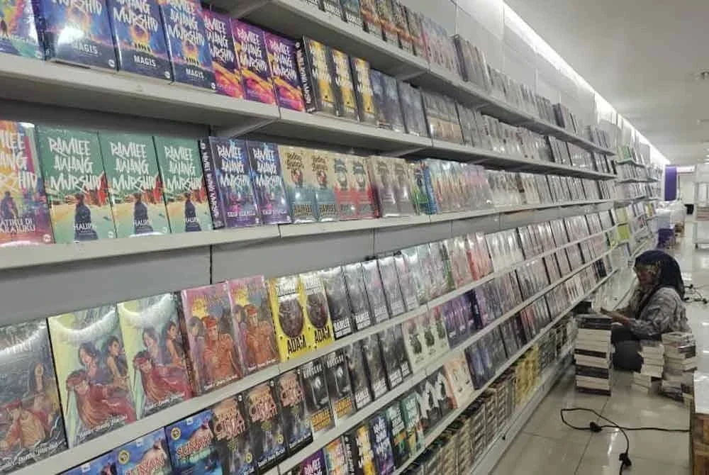 Lebih 1,000 judul bahan bacaan disediakan pada Jualan Gudang Karangkraf 2025 kali ini.