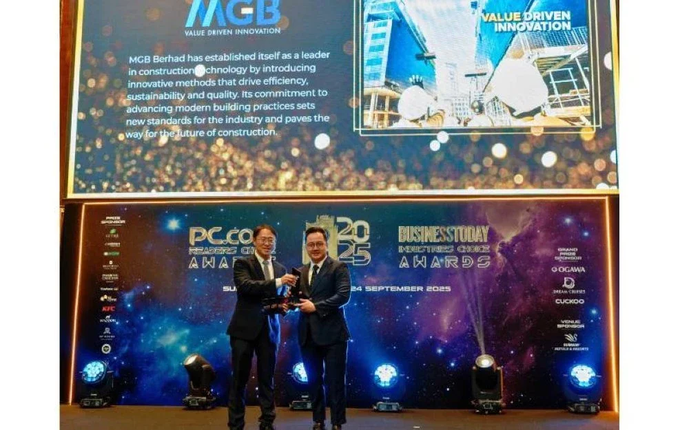 En. Max Pang, Timbalan Ketua Pegawai Eksekutif MGB Construction & Engineering Sdn Bhd, menerima anugerah Inovasi Terbaik dalam Teknologi Pembinaan di ‘BusinessToday Industry Choice Awards 2025’.