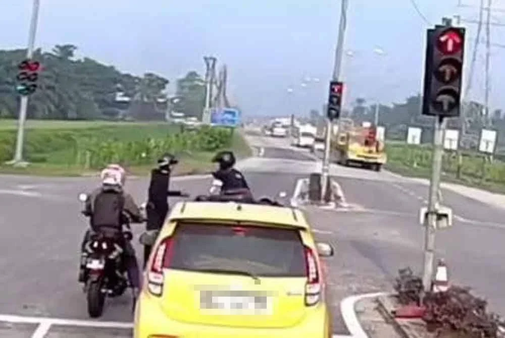 Tular insiden pergaduhan membabitkan dua penunggang motosikal di persimpangan lampu isyarat di Kapar pada Isnin.
