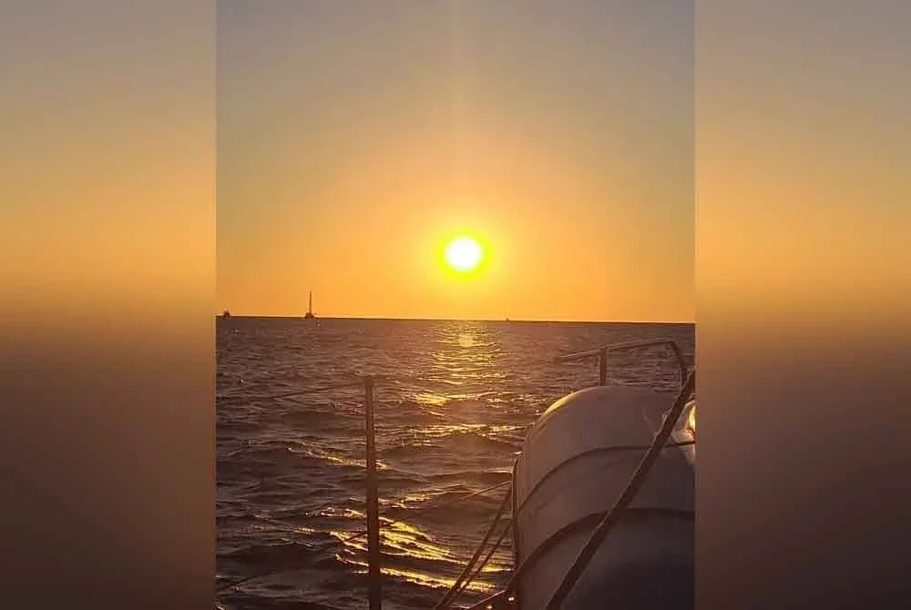 Hari kelapan pelayaran misi GSF ke Gaza diteruskan dari Greece menuju ke perairan antarabangsa. - FOTO FB ZRA Strim