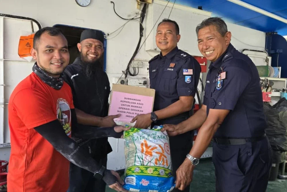Penyerahan sumbangan keperluan asas makanan untuk krew Kapal Ronda PT 2.