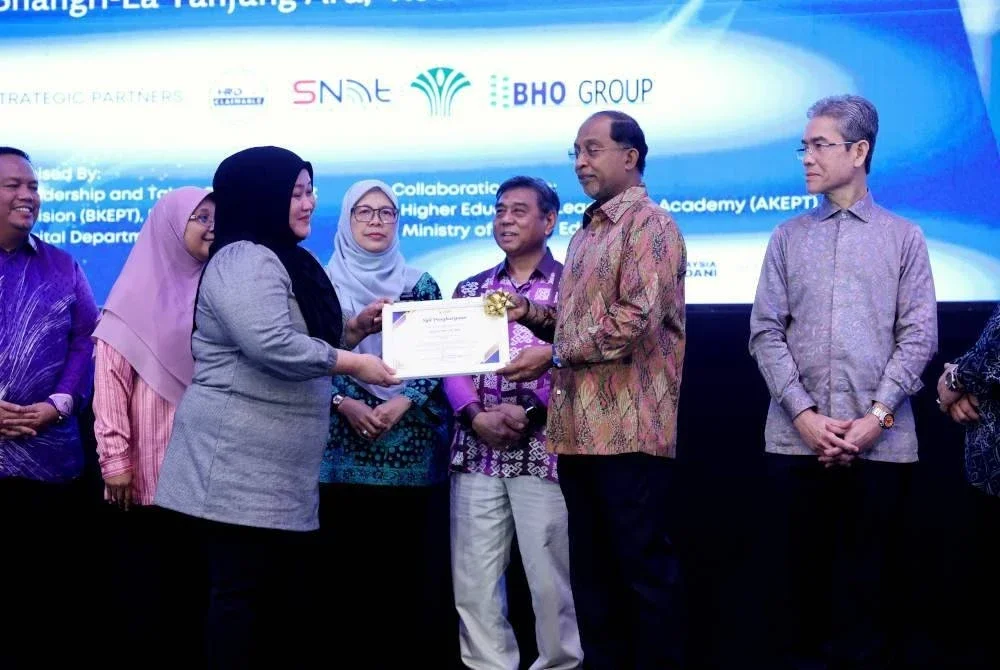 Zambry (dua dari kanan) ketika menyampaikan penghargaan kepada peserta-peserta program "Persidangan Memperkasa Kepimpinan 2.0: Kecerdasan Buatan: Era Baharu Kepimpinan” anjuran UMS di Kota Kinabalu hari ini. Foto Bernama