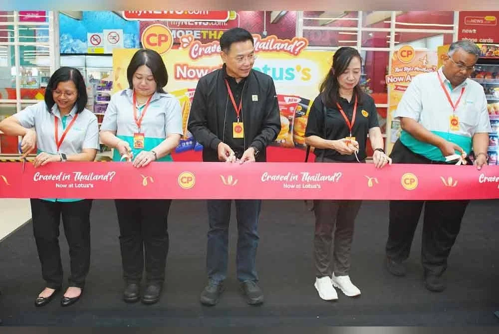 Montree (tengah), May Li (dua dari kiri) dan Pengarah Eksekutif Khidmat Korporat Lotus's Malaysia, Azliza Azmel (dua dari kanan) ketika majlis pengenalan rangkaian baharu produk makanan sedia dimakan CP Foods di Lotus's Kepong pada Khamis. FOTO: MOHD HALIM ABDUL WAHID
