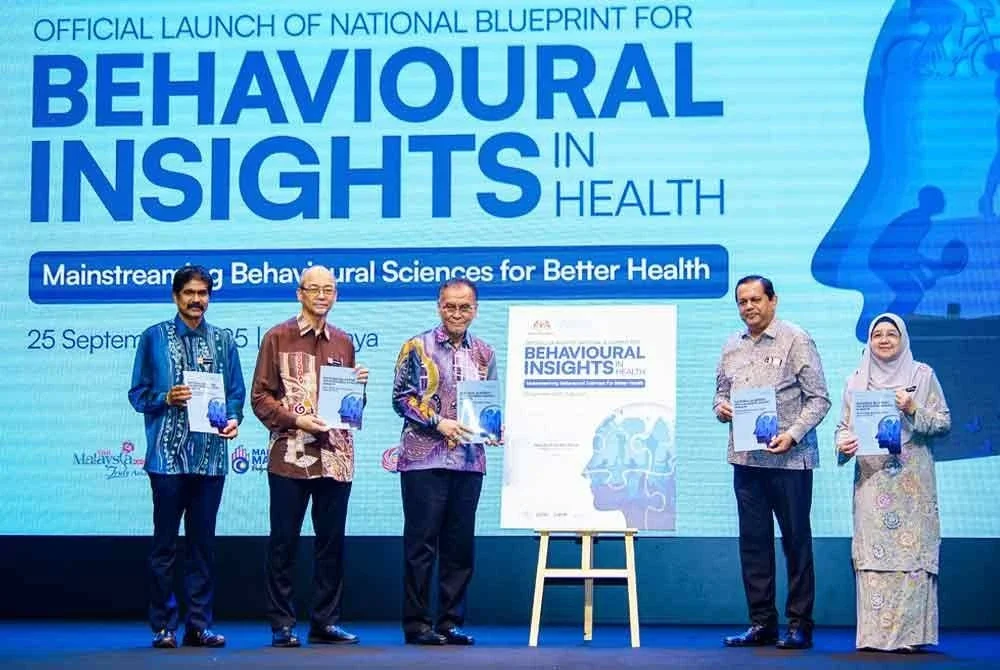 Dr Dzulkefly (tiga dari kiri) menunjukkan buku laporan pada Majlis Pelancaran Rasmi Pelan Induk Nasional untuk Wawasan Tingkah Laku dalam Kesihatan di Cyber Event Hall, Cyberjaya hari ini. Foto Bernama