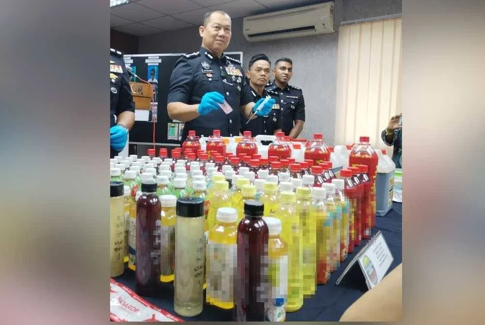 Ab Rahaman menunjukkan barangan yang dirampas ketika sidang akhbar IPK Johor pada Khamis.