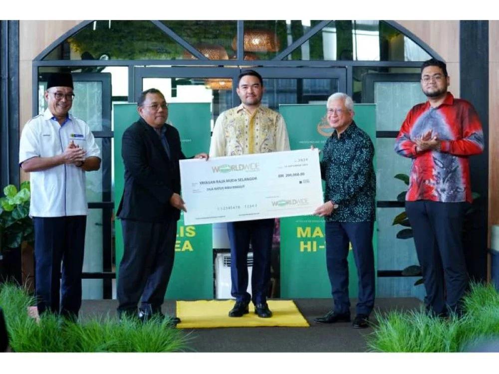 Majlis itu turut menyaksikan Worldwide Holdings Berhad menyerahkan dana wakalah agihan zakat RM200,000 kepada YRMS untuk program kebajikan, pendidikan dan pembangunan belia.