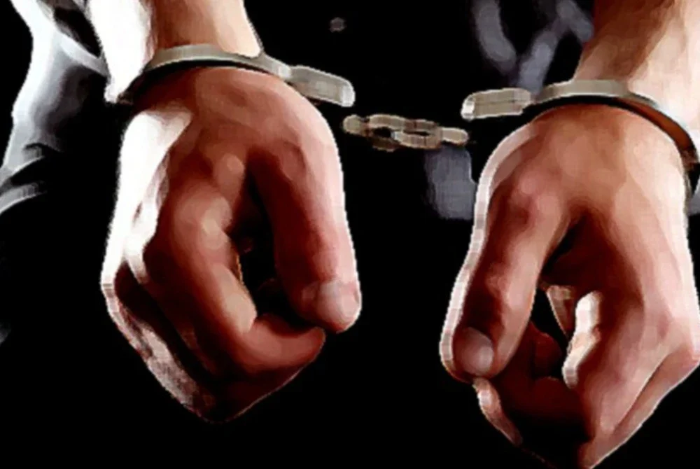 Dua lelaki disiasat atas tuduhan bersubahat dalam pengedaran dadah Kategori 1 dengan niat untuk menjual serta mengedarkan. Gambar hiasan