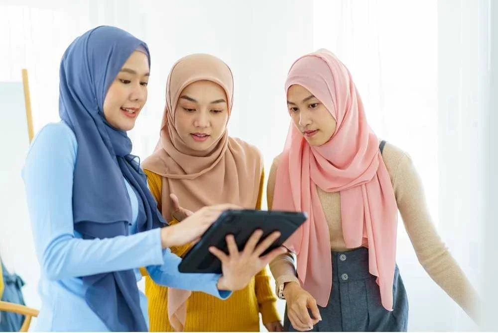 BALAS dengan kebaikan, kesabaran dan kemaafan apabila menghadapi keburukan, kekasaran, celaan serta seumpamanya.