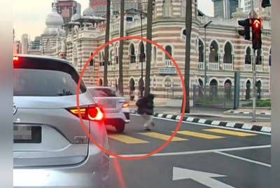 Tangkap layar rakaman video tular memaparkan sebuah kereta jenis Perodua Bezza dipandu melulu hingga hampir melanggar seorang pejalan kaki di ibu negara.