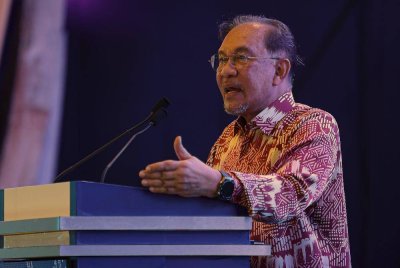 Anwar berucap pada Makan Malam Gala sempena Mesyuarat AEM ke-57 dan Mesyuarat Berkaitan di Taman Botani Perdana pada Rabu. Foto Bernama