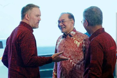 Anwar bertemu wakil Perdagangan Amerika Syarikat, Jamieson Greer, semasa Majlis Makan Malam Gala Mesyuarat AEM yang ke-57 dan Mesyuarat Berkaitan di Taman Botani Perdana Kuala Lumpur pada Rabu.