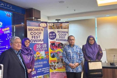Abdul Fattah (dua dari kanan) dan Rozilah (dua dari kiri) pada sidang akhbar Women Coop Fest 2025 pada Rabu.