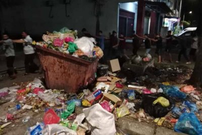 Terdapat warga asing yang sanggup bersembunyi dalam timbunan sampah bagi mengelak diberkas pihak berkuasa.