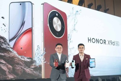 Justin (kiri) dan Muhammad Jefri (kanan) semasa Majlis Pelancaran HONOR X9d 5G pada Rabu.