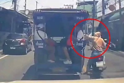 Rakaman CCTV menunjukkan suspek meragut rantai emas berkenaan. Foto Agensi