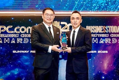 Kenneth (kanan) menerima MVNO Terbaik di PC.com Readers' Choice Awards 2025 di ibu kota pada Rabu.
