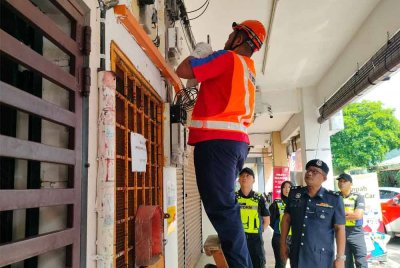 Mohd Adli meninjau kerja-kerja pemotongan bekalan elektrik dijalankan pekerja TNB ke atas sebuah premis perjudian di Semambu dalam Ops Mega Pemotongan Elektrik Premis Perjudian di Daerah Kuantan pada Khamis.