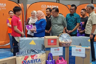 Nancy menyampaikan bantuan kepada keluarga mangsa banjir dan tanah runtuh di Papar, Sabah.