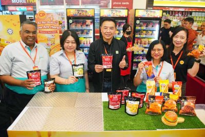Montree (tengah), May Li (dua dari kiri) dan Pengarah Eksekutif Khidmat Korporat Lotus's Malaysia, Azliza Azmel (dua dari kanan) ketika majlis pengenalan rangkaian baharu produk makanan sedia dimakan CP Foods di Lotus's Kepong pada Khamis. FOTO : MOHD HALIM ABDUL WAHID