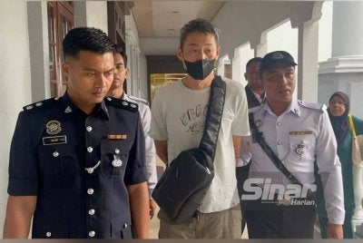 Tiong Han (tengah) dibawa ke Mahkamah Majistret Kuala Lumpur pada Khamis bagi menghadapi satu pertuduhan memandu kereta secara berbahaya, Selasa lalu. Foto Sinar Harian