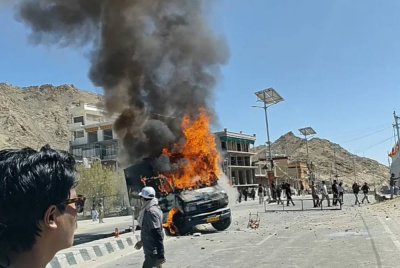 Sebuah kenderaan polis dibakar penunjuk perasaan berhampiran pejabat Parti Bharatiya Janata di Leh pada 24 September 2025. Foto Agensi