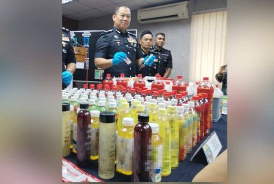 Ab Rahaman menunjukkan barangan yang dirampas ketika sidang akhbar IPK Johor pada Khamis.