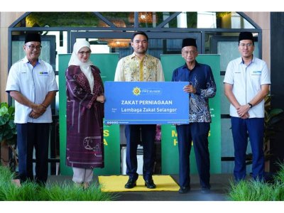 Datuk Seri Siti Nurhaliza Tarudin turut tampil sebagai pembayar zakat menyerahkan zakat sebanyak RM98,233.05 kepada Raja Muda Selangor, Tengku Amir Shah Ibni Sultan Sharafuddin Idris Shah Alhaj. - FOTO: MOHD HALIM ABDUL WAHID