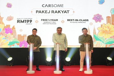 Majlis pelancaran rasmi disempurnakan Anthony Loke (tengah) bersama Pengasas Bersama, Pengerusi dan Ketua Pegawai Eksekutif Kumpulan Carsome, Eric Cheng (kanan) serta Pengasas Bersama merangkap Ketua Pegawai Eksekutif Carsome Academy, Teoh Jiun Ee (kiri), sempena sambutan ulang tahun ke-10 syarikat itu.