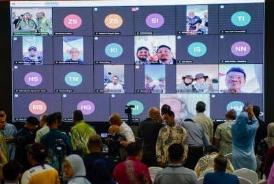 Petugas memantau pergerakan Sumud Flotilla Global secara langsung melalui pusat kawalan operasi ketika Timbalan Perdana Menteri, Datuk Seri Dr Ahmad Zahid Hamidi, melawat Gudang Pusat MAPIM hari ini. Foto Bernama