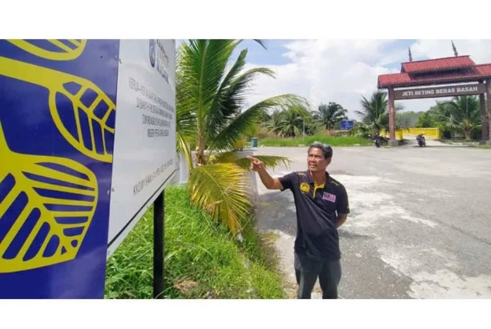 Mad Saril menunjukkan wajah baharu Beting Beras Basah yang mendapat peruntukan bagi menaik taraf.