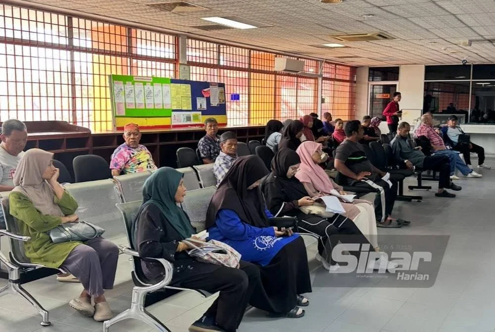 Orang ramai yang menunggu giliran bagi memperbaharui lesen. 