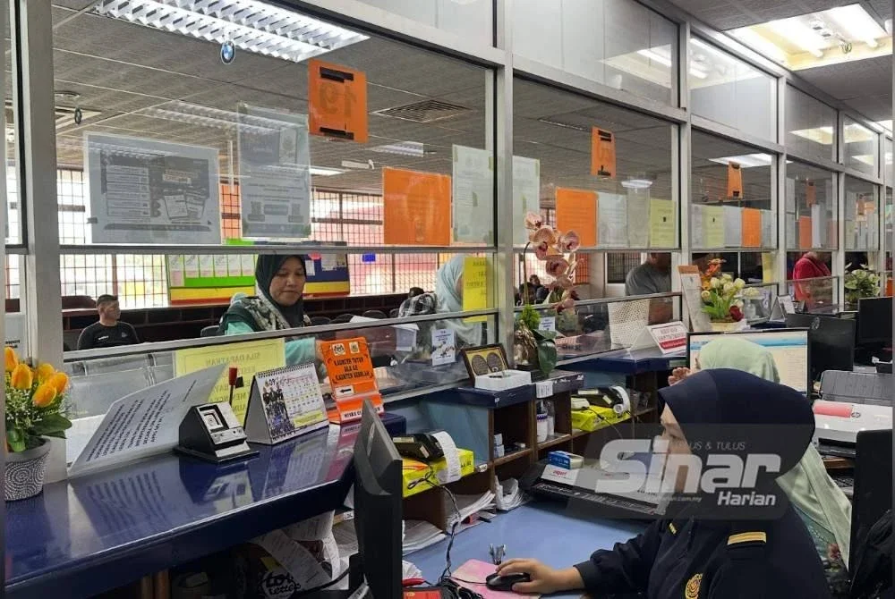 Urusan yang dilakukan di kaunter JPJ di Panji. Foto Sinar Harian ADILA SHARINNI WAHID