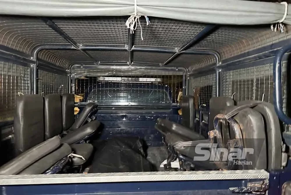 Mayat suspek yang dibawa dengan kenderaan polis. - Foto SINAR HARIAN/ADILA SHARINNI WAHID