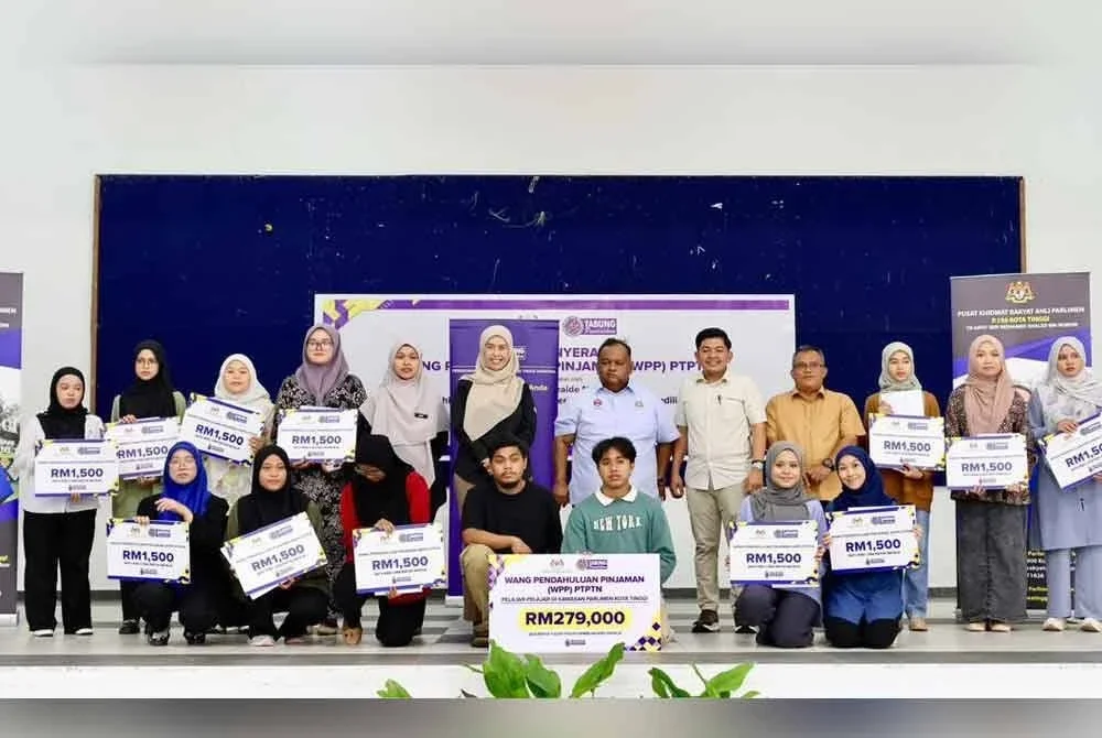 Sebahagian penerima WPP bergambar bersama replika kad berjumlah RM1,500 pada satu majlis penyerahan di Kota Tinggi, Johor.