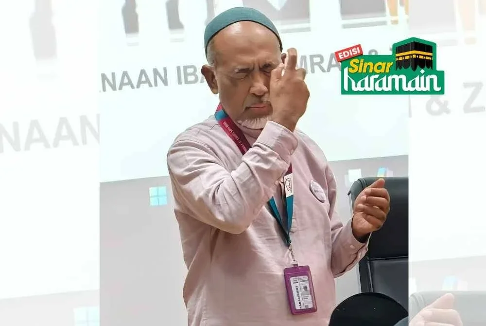AHMAD NAJMI turut memberi tunjuk ajar praktikal mengambil wuduk menggunakan botol semburan air bagi memudahkan orang ramai untuk memahaminya. -Foto: IHSAN AHMAD NAJMI SADALI