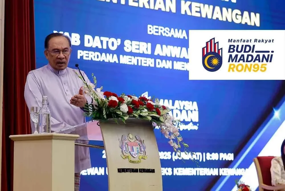 Anwar menyampaikan ucapan pada Majlis Perhimpunan Bulanan Kementerian Kewangan, pada Jumaat. Foto Bernama