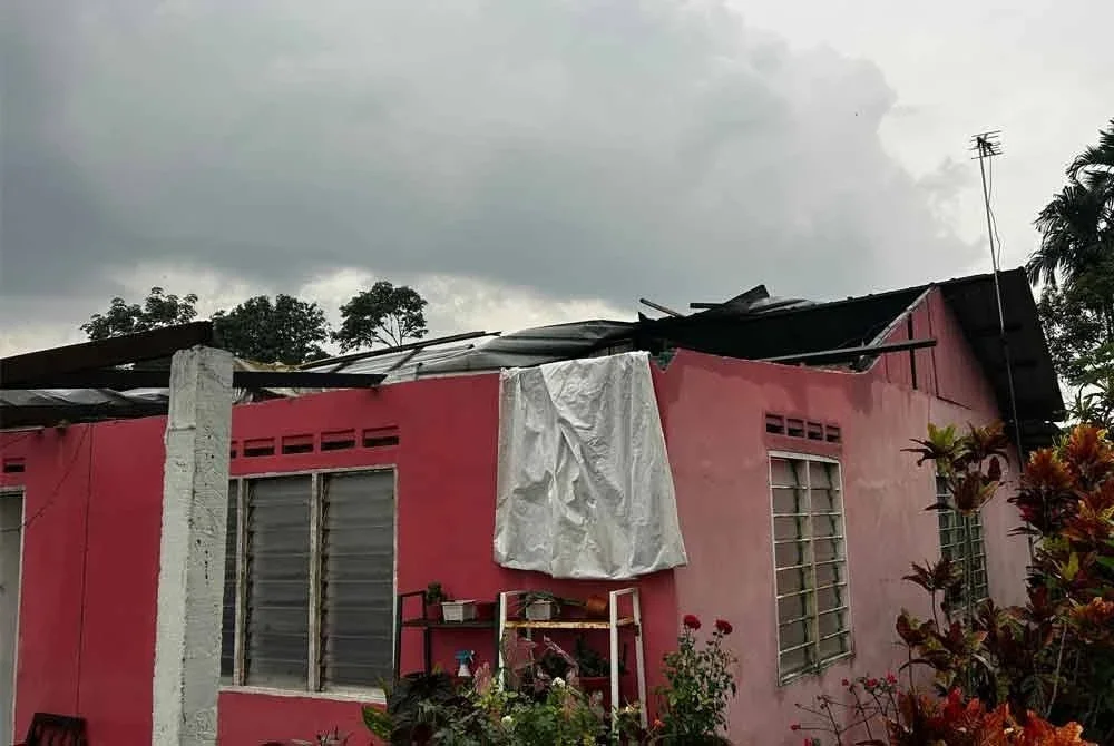Bumbung rumah Rohayah di Kampung Makam, Kota Tinggi tercabut dipukul angin ribut dalam kejadian petang Khamis.