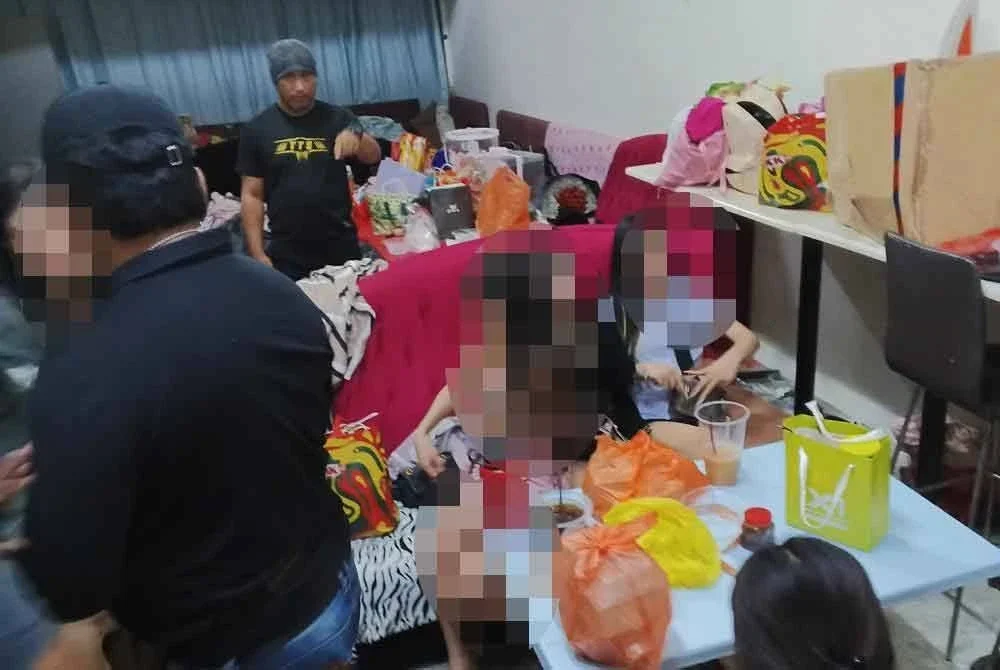 Beberapa wanita warga asing dipercayai cuba bersembunyi sebelum berjaya dikesan pegawai imigresen ketika serbuan dijalankan.