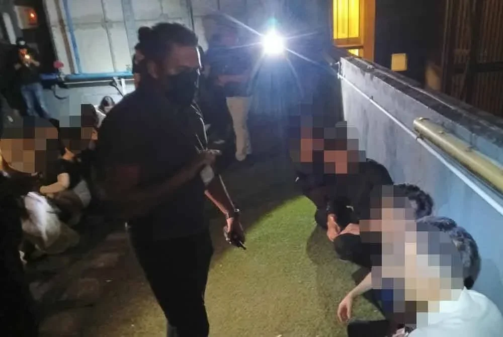 Operasi kira-kira jam 10 malam itu turut mencetuskan suasana tegang apabila beberapa individu dipercayai pelanggan cuba melakukan provokasi ketika serbuan.