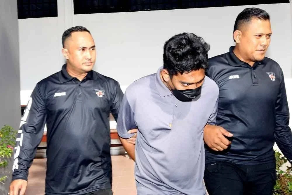 Bapa lima anak mengaku tidak bersalah di Mahkamah Sesyen Teluk Intan pada Jumaat atas pertuduhan cuba membunuh empat anggota polis dalam kejadian tembakan di Behrang, minggu lalu.