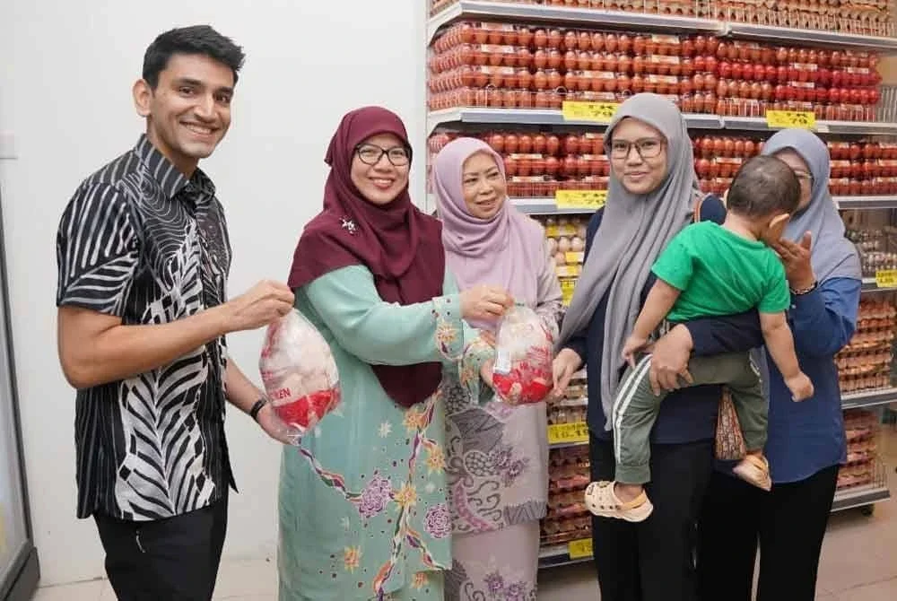 Anfaal (dua dari kiri) bersama orang ramai pada Majlis Perasmian Pembukaan Mydin Mart Olak Lempit pada Jumaat.