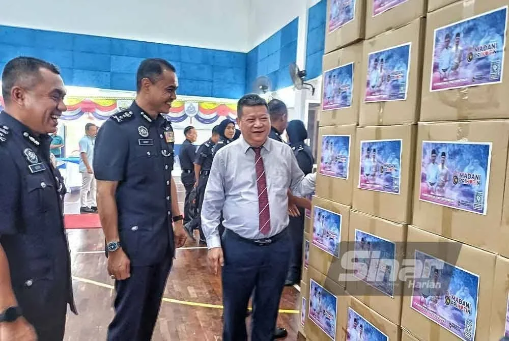 Chon Siang (kanan) ditemani Azry melihat kotak makanan Madani Prihatin yang akan diserahkan kepada warga polis di Dewan Badminton, Kompleks Logistik Alor Akar pada Jumaat. - Foto: SINAR HARIAN
