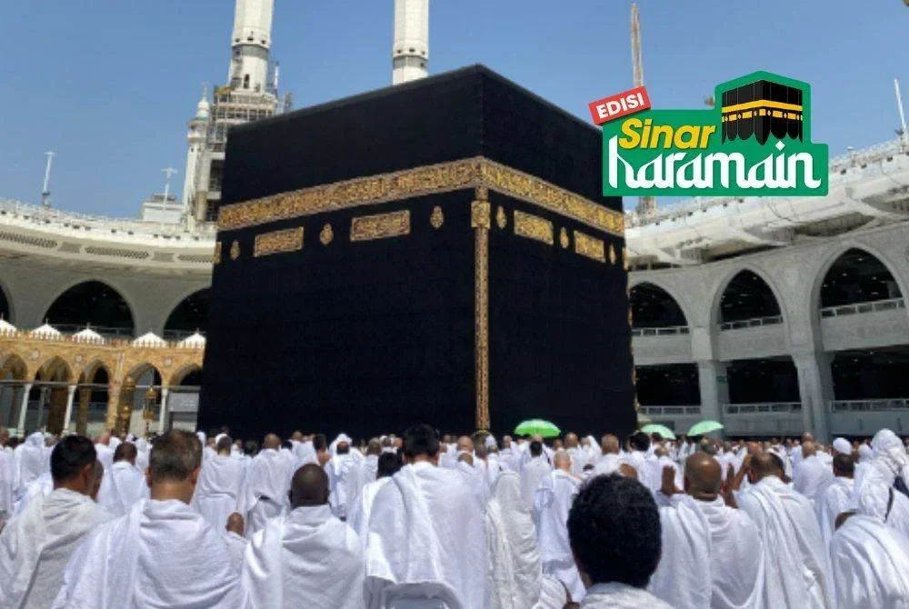 MEMBANTU jemaah lain yang memerlukan melalui khidmat juga dianggap sedekah. Foto Canva