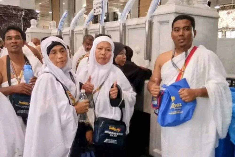 DR MOHD SABRI (kanan) ketika membimbing jemaah umrah. 