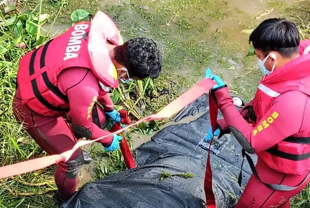 Mangsa, Mohd Zaidi Omar, 48, yang mengalami lumpuh sebelah kiri badan dan menggunakan kerusi roda, disahkan meninggal dunia di lokasi kejadian. Foto JBPM Perak